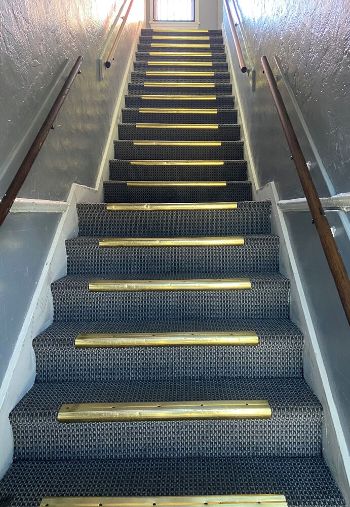 unity hotel no parking and rooms are upstairs