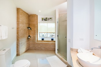 mvillas luxury 2bed 2bath condo w pool