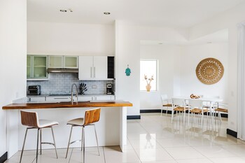 mvillas luxury 2bed 2bath condo w pool