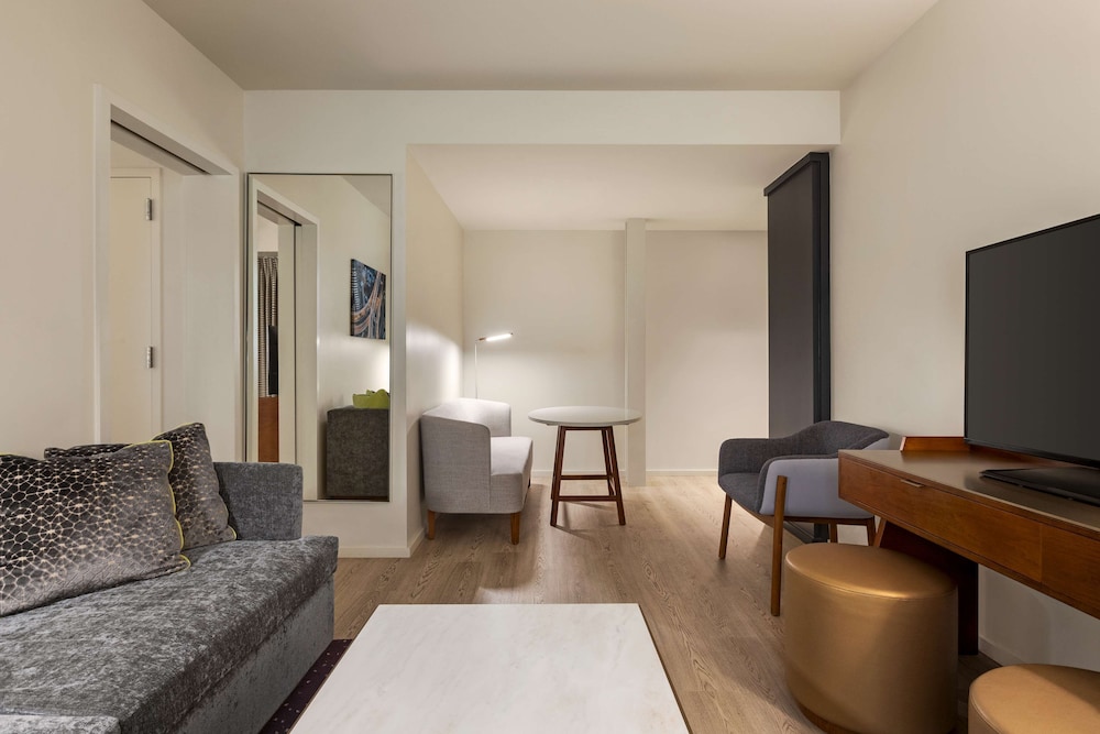 the bankers alley hotel nashville tapestry collection by hilton