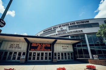the bankers alley hotel nashville tapestry collection by hilton