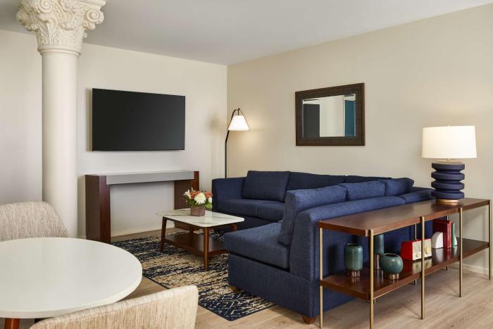 the bankers alley hotel nashville tapestry collection by hilton