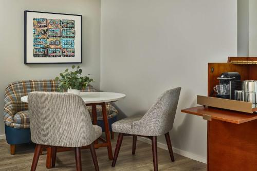 the bankers alley hotel nashville tapestry collection by hilton