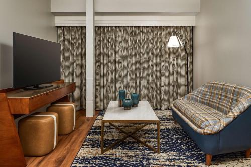 the bankers alley hotel nashville tapestry collection by hilton