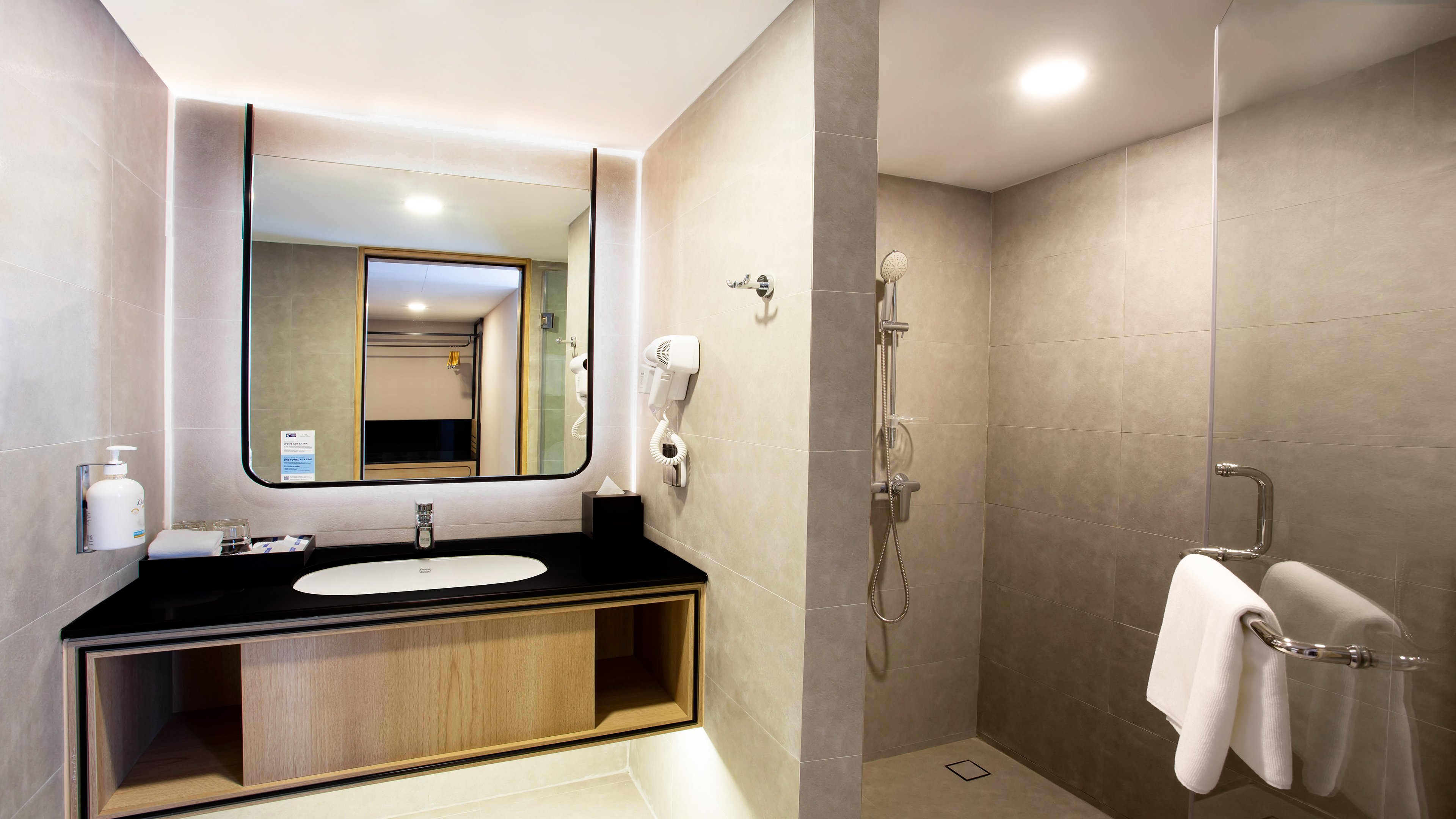holiday inn express and suites bangkok central pie