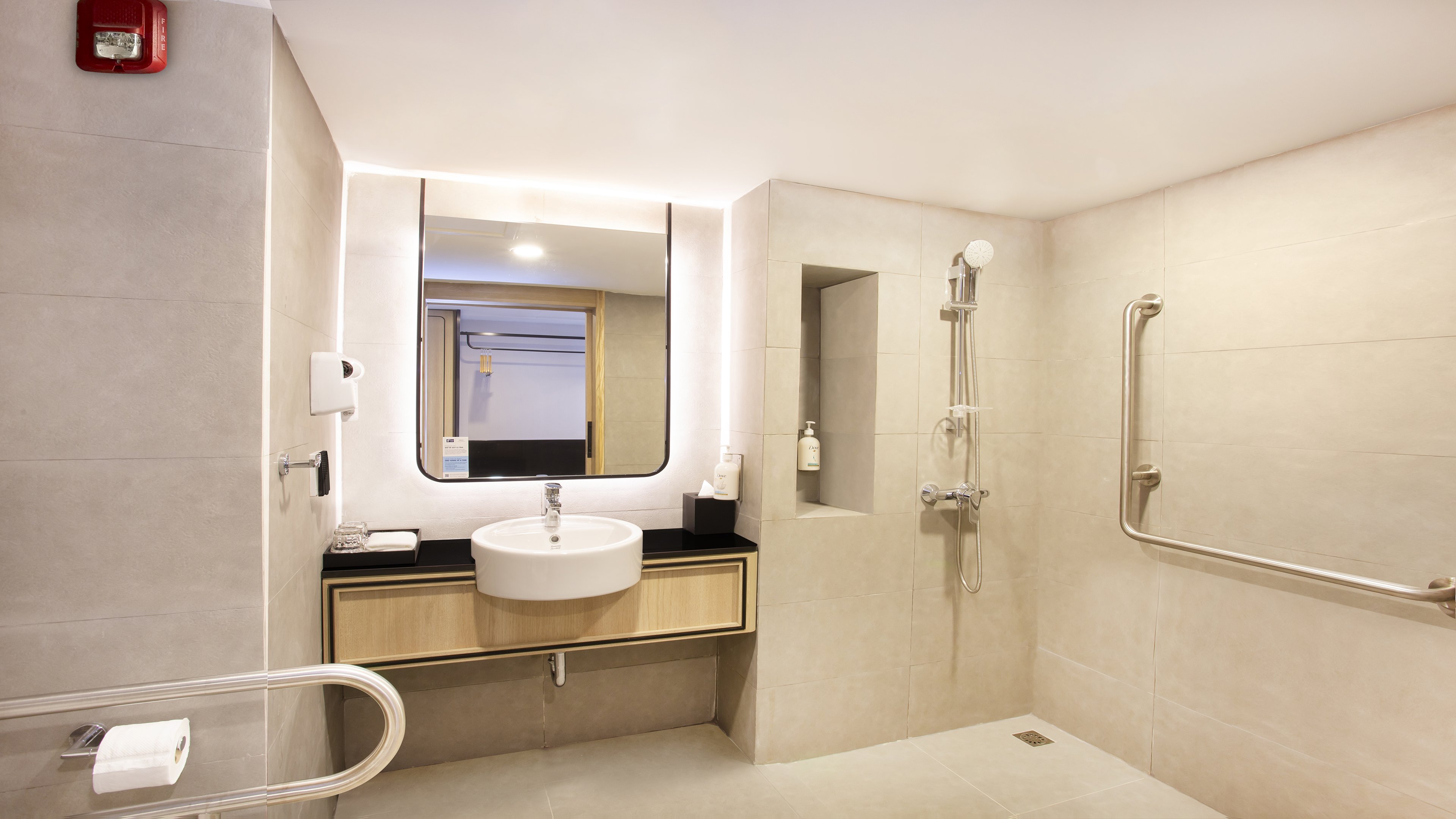 holiday inn express and suites bangkok central pie