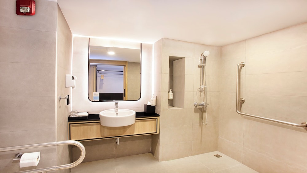 holiday inn express and suites bangkok central pie