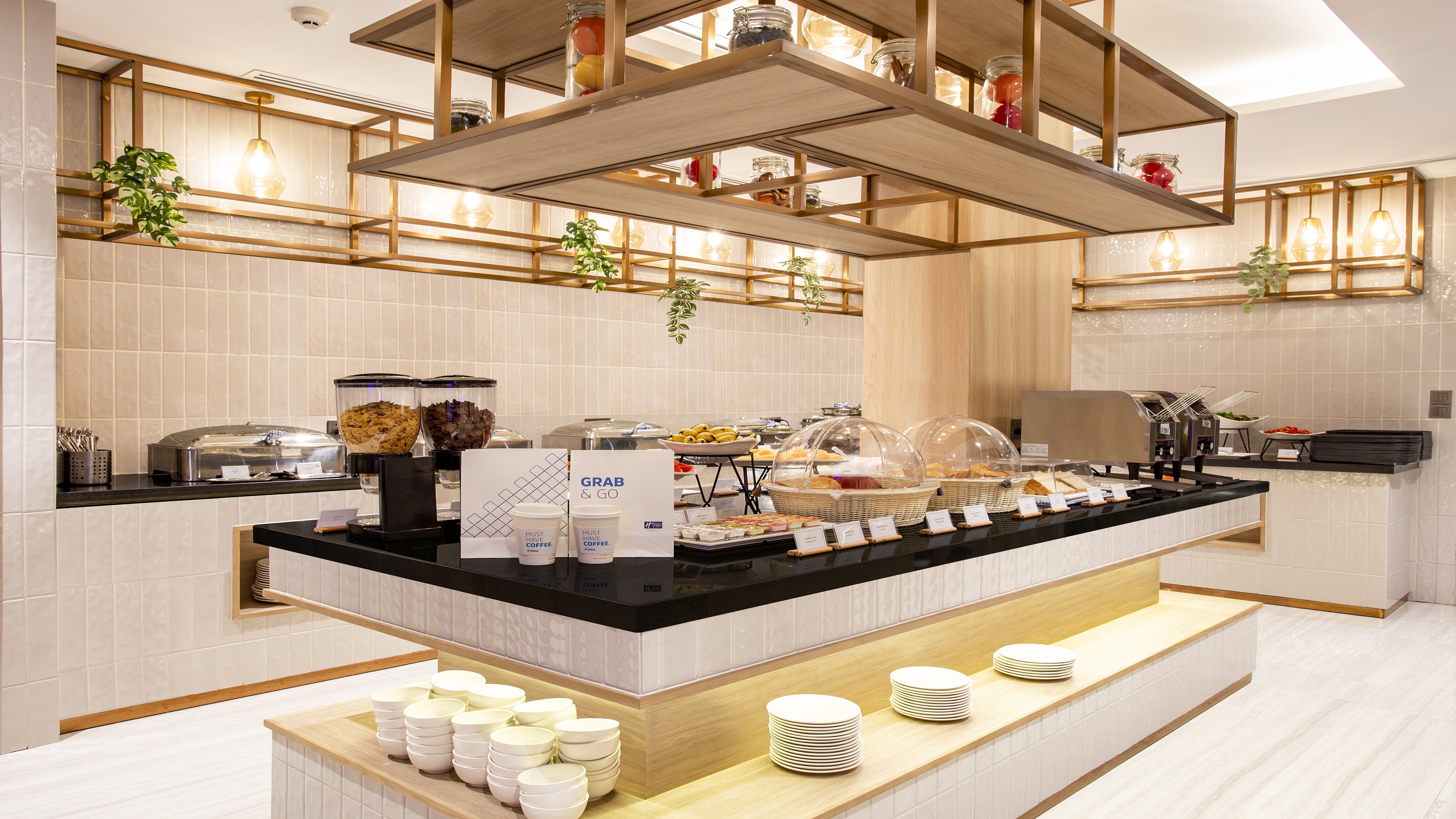 holiday inn express and suites bangkok central pie