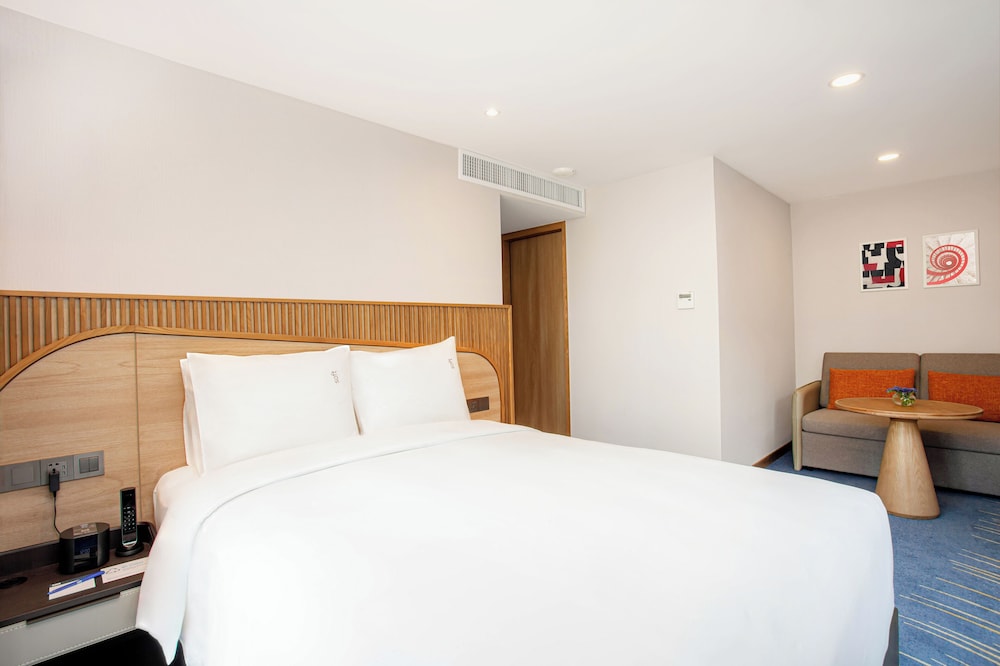holiday inn express and suites bangkok central pie