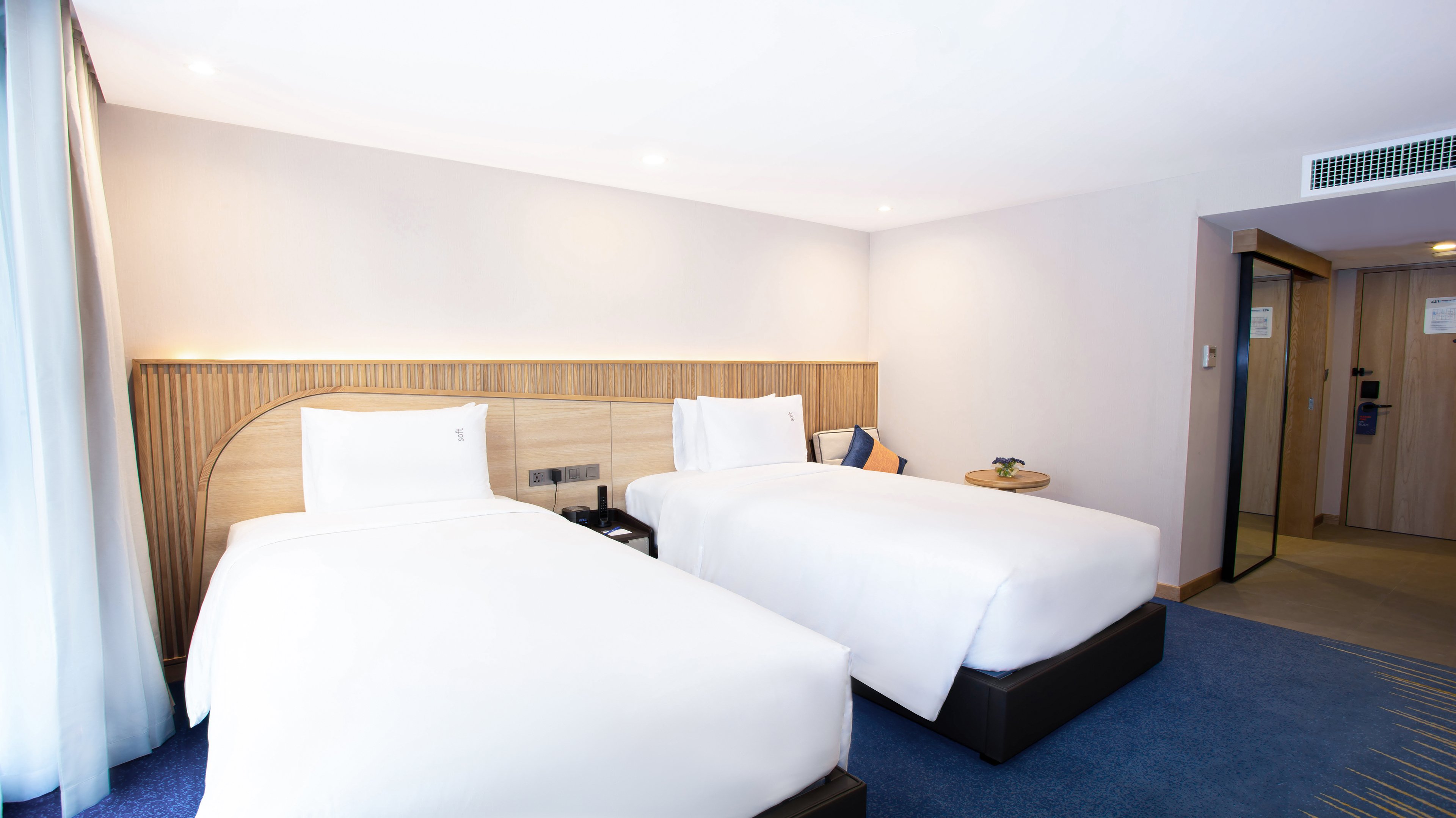 holiday inn express and suites bangkok central pie