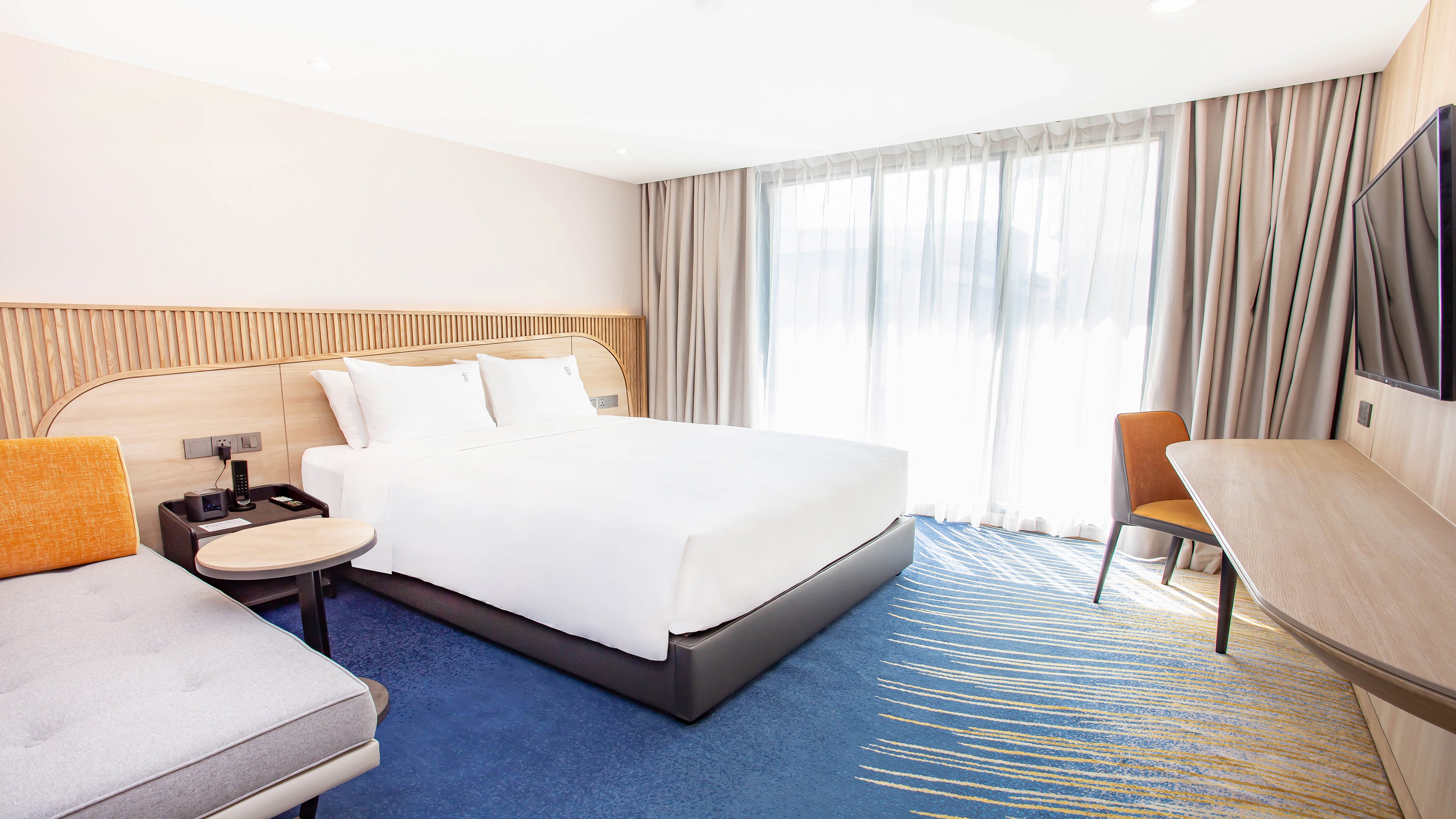 holiday inn express and suites bangkok central pie