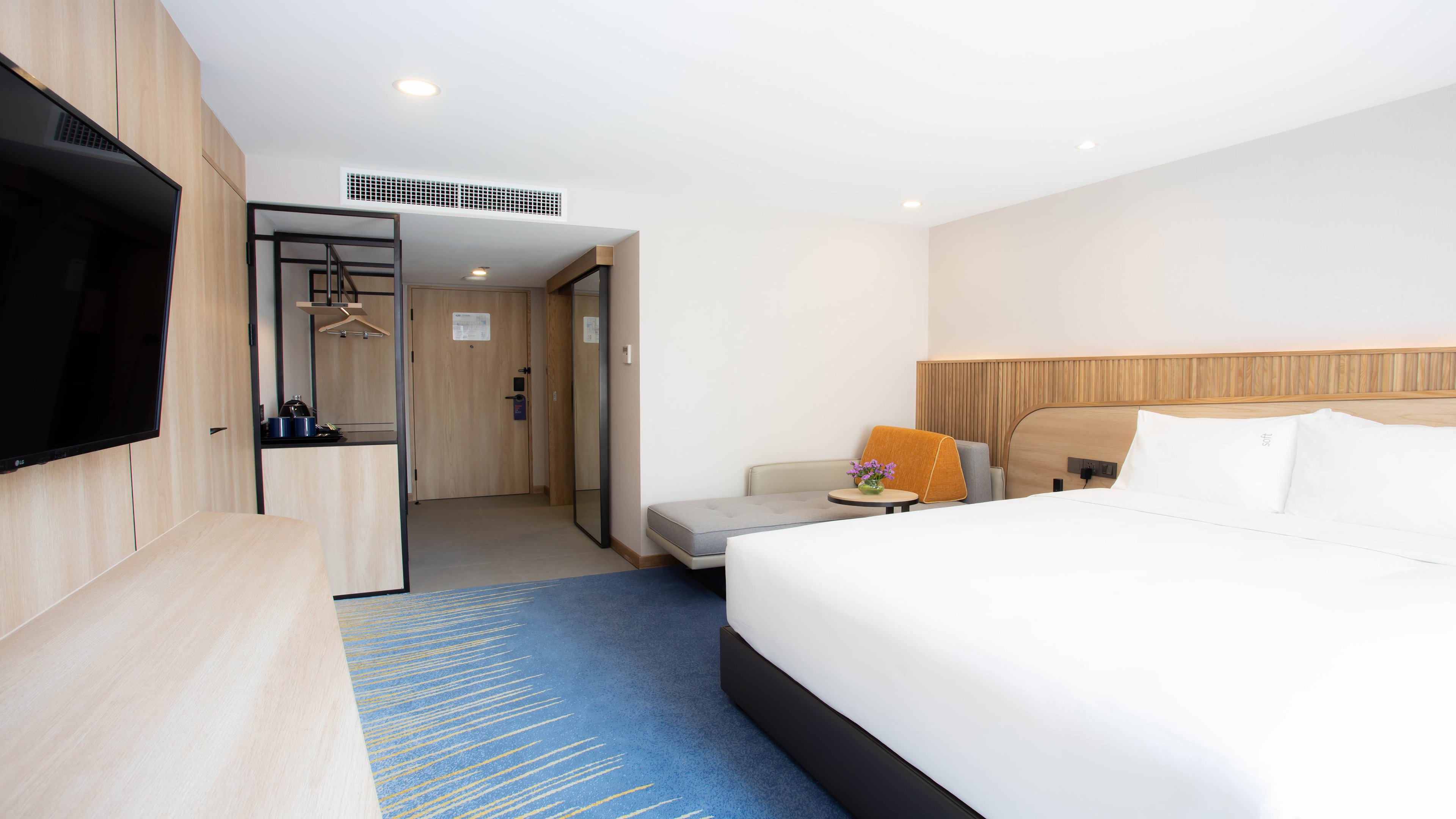 holiday inn express and suites bangkok central pie