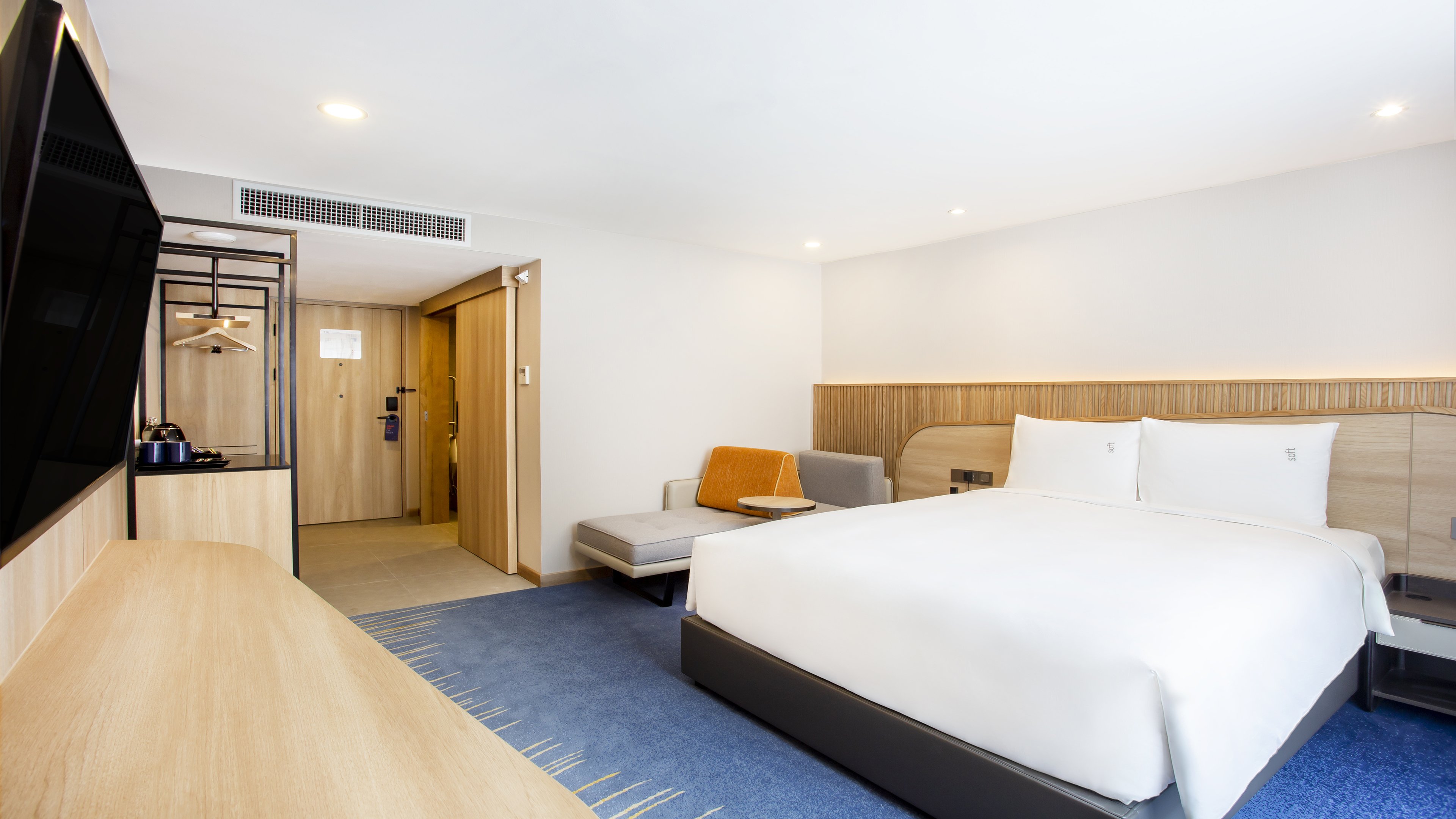 holiday inn express and suites bangkok central pie