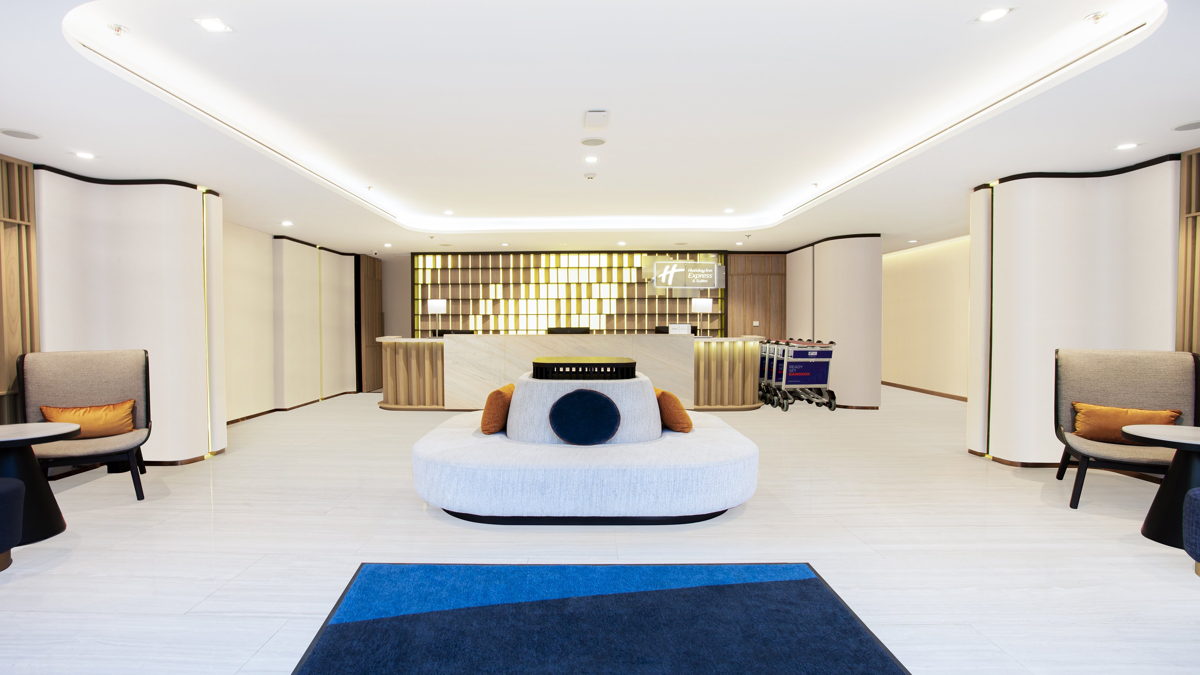 holiday inn express and suites bangkok central pie