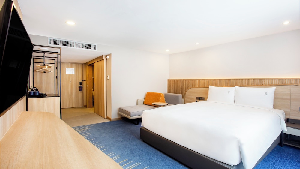 holiday inn express and suites bangkok central pie