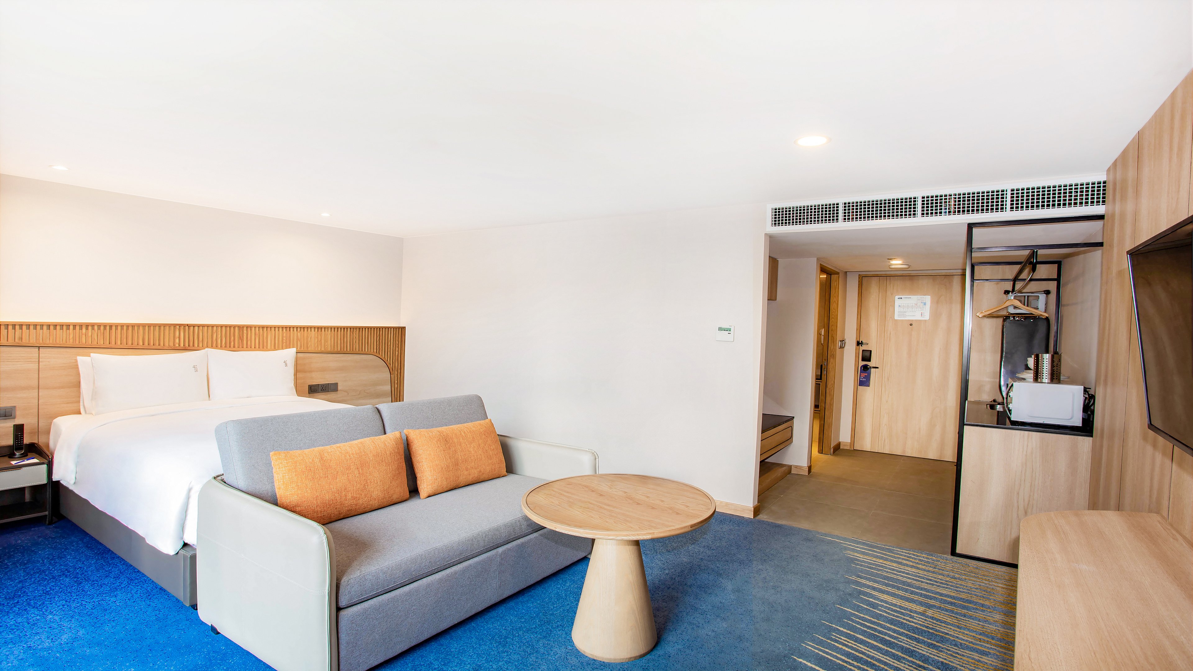 holiday inn express and suites bangkok central pie