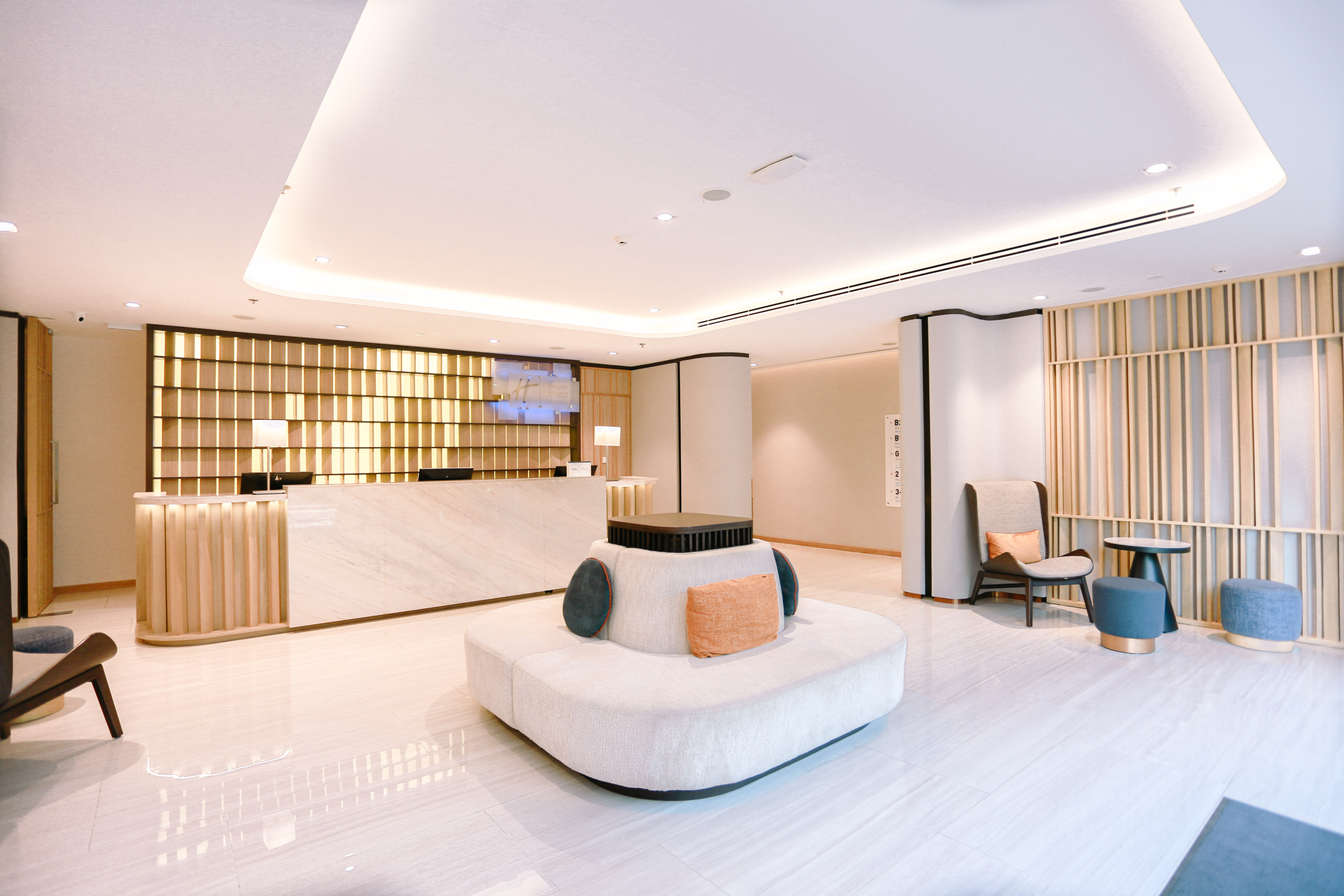 holiday inn express and suites bangkok central pie