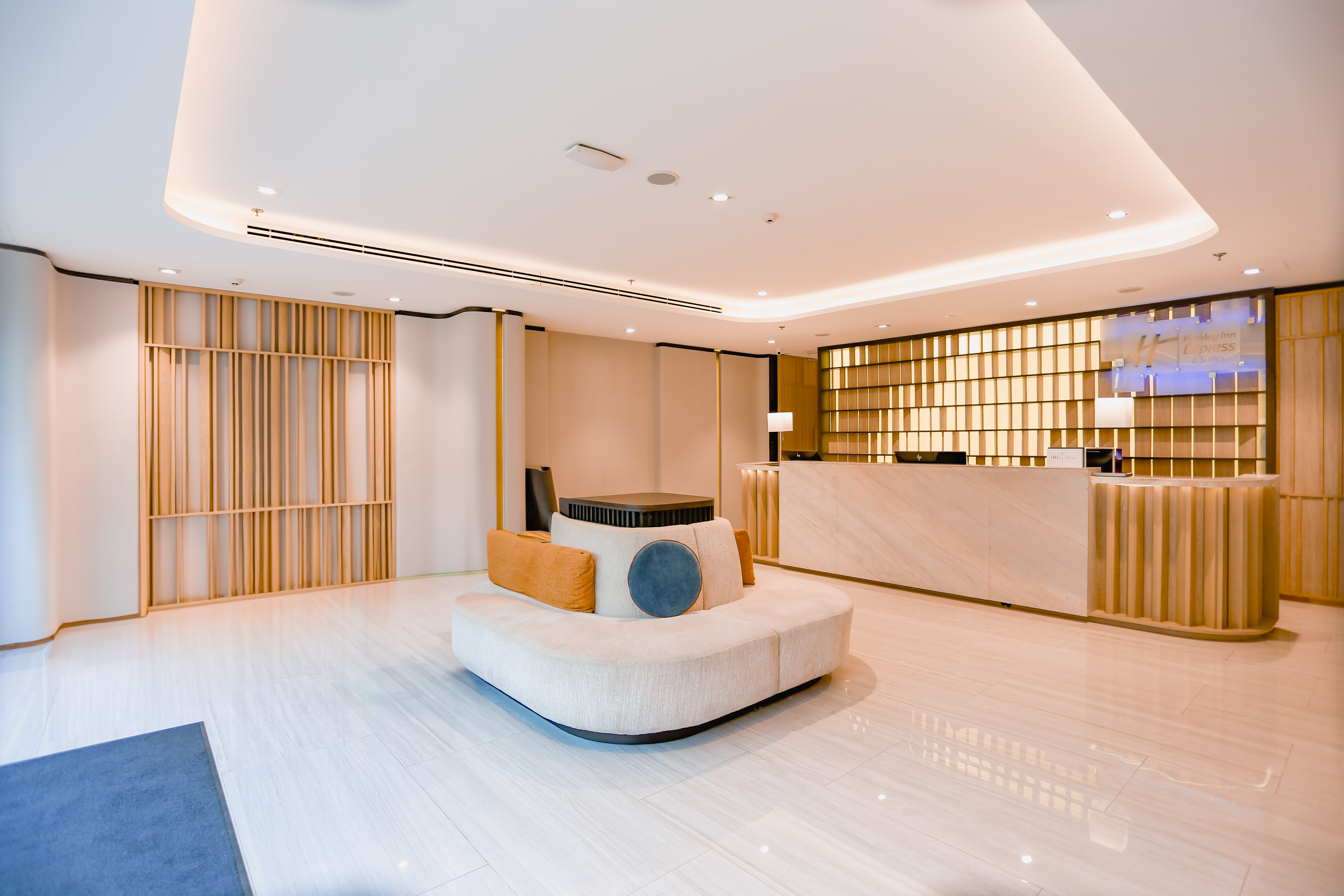 holiday inn express and suites bangkok central pie