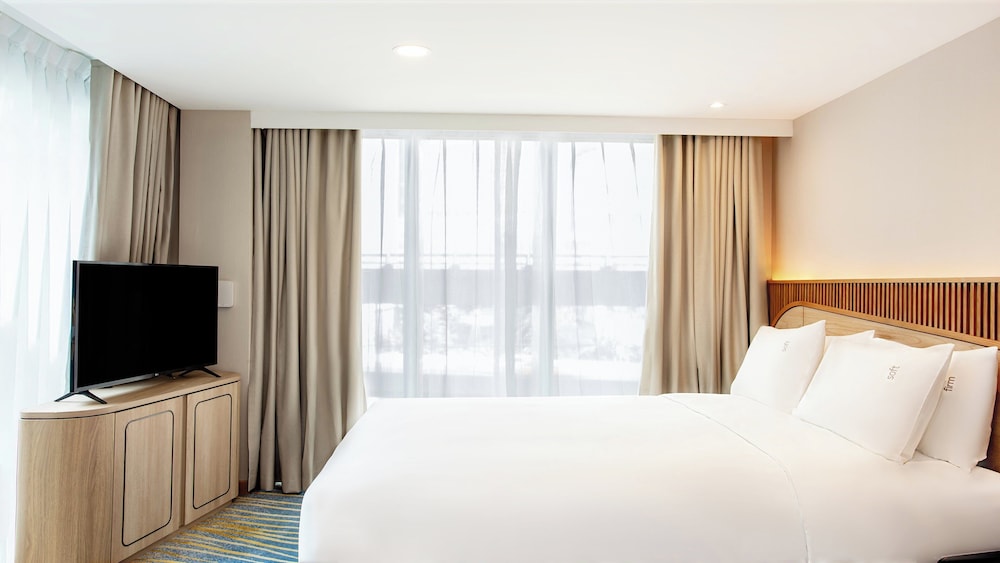 holiday inn express and suites bangkok central pie