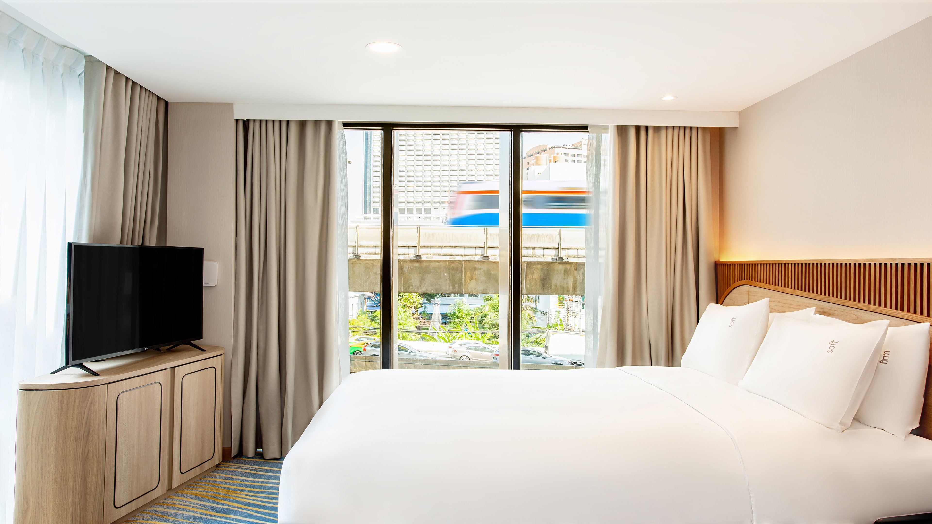 holiday inn express and suites bangkok central pie