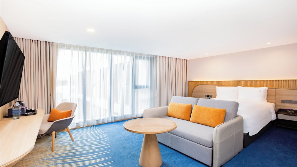 holiday inn express and suites bangkok central pie