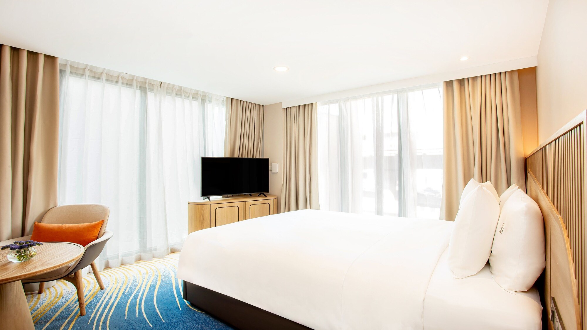 holiday inn express and suites bangkok central pie