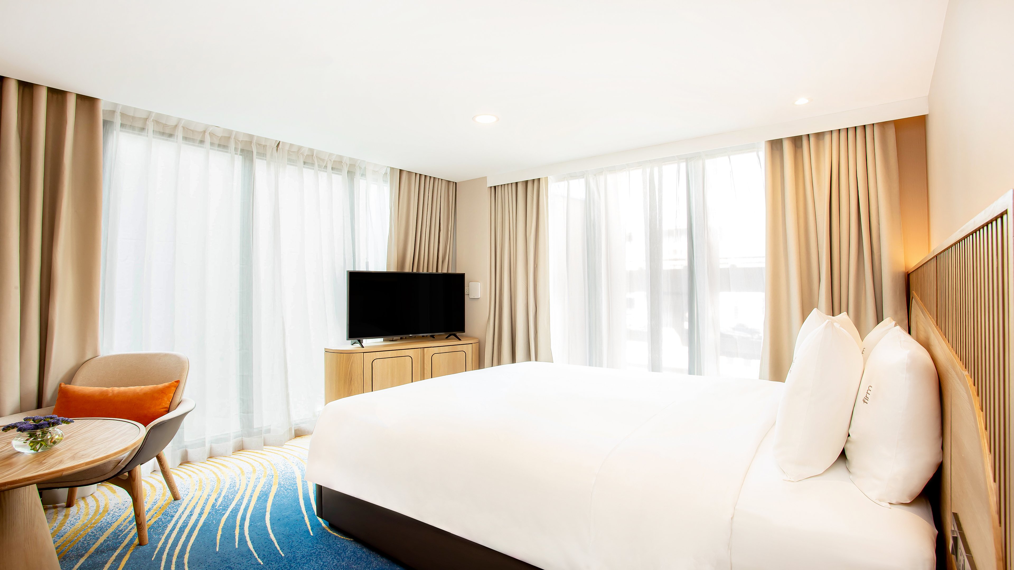 holiday inn express and suites bangkok central pie