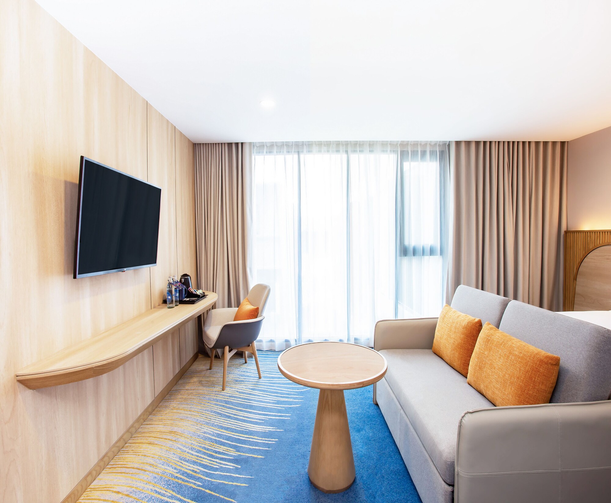 holiday inn express and suites bangkok central pie