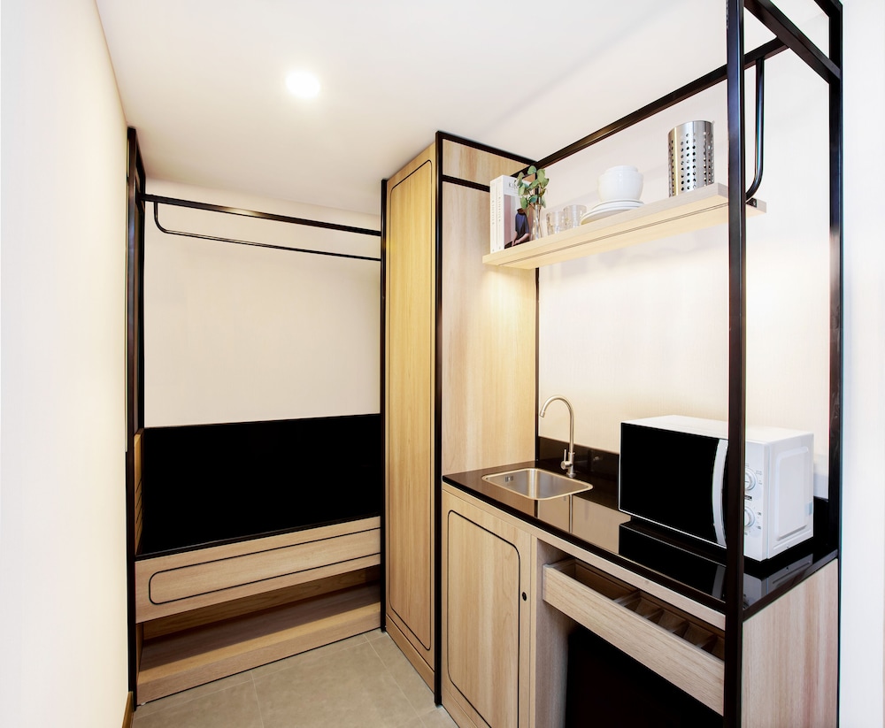 holiday inn express and suites bangkok central pie