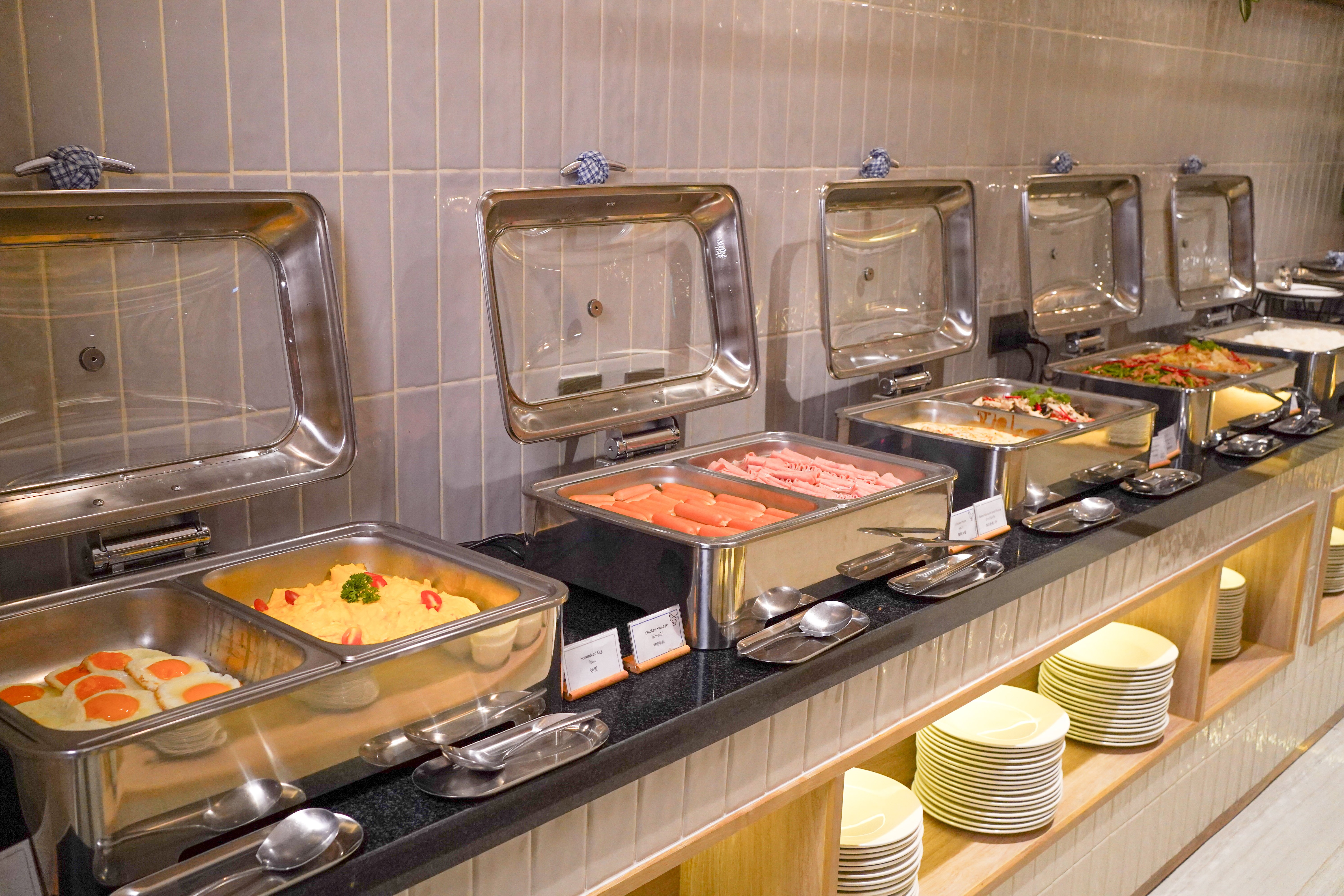 holiday inn express and suites bangkok central pie