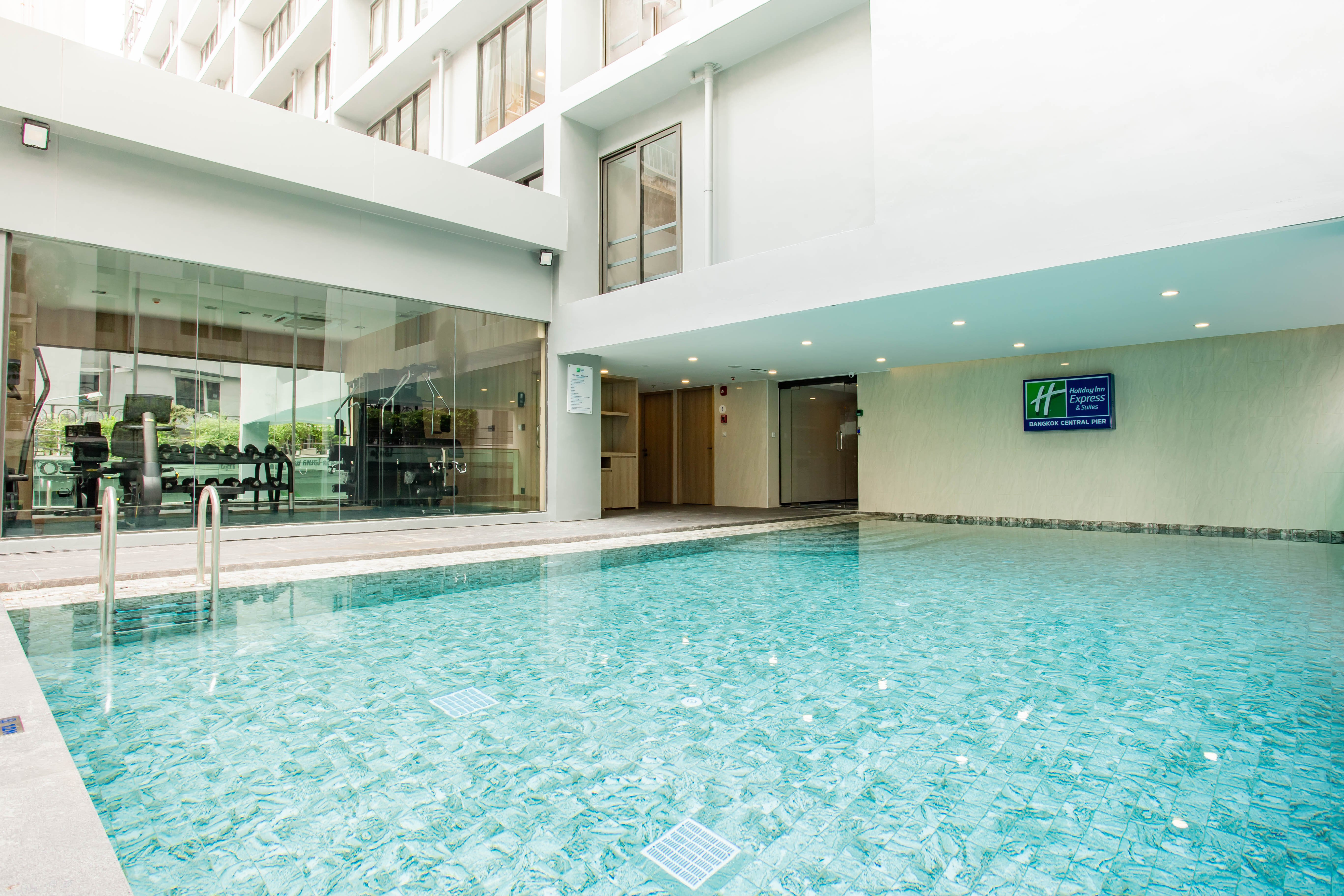 holiday inn express and suites bangkok central pie
