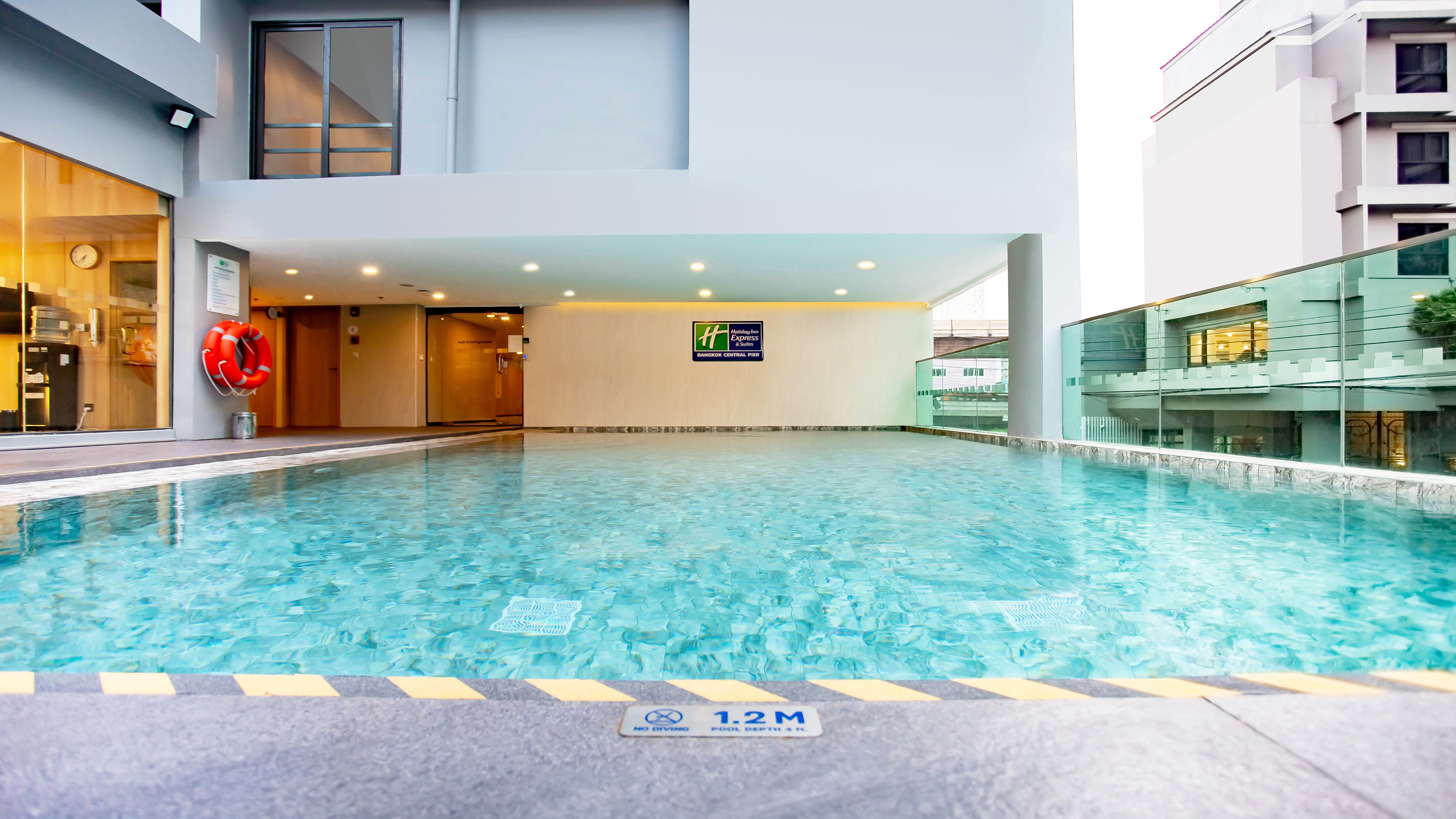 holiday inn express and suites bangkok central pie