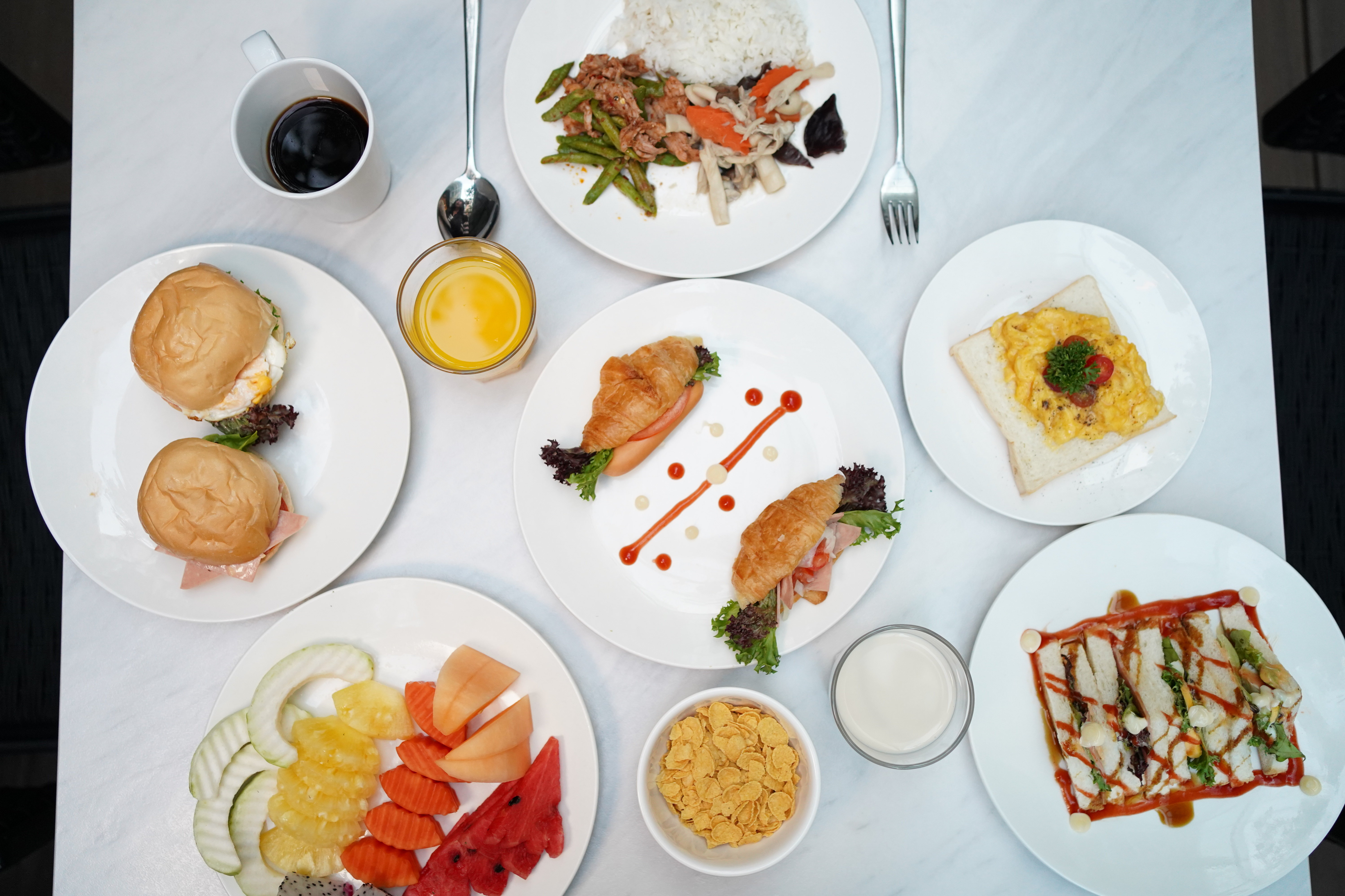 holiday inn express and suites bangkok central pie