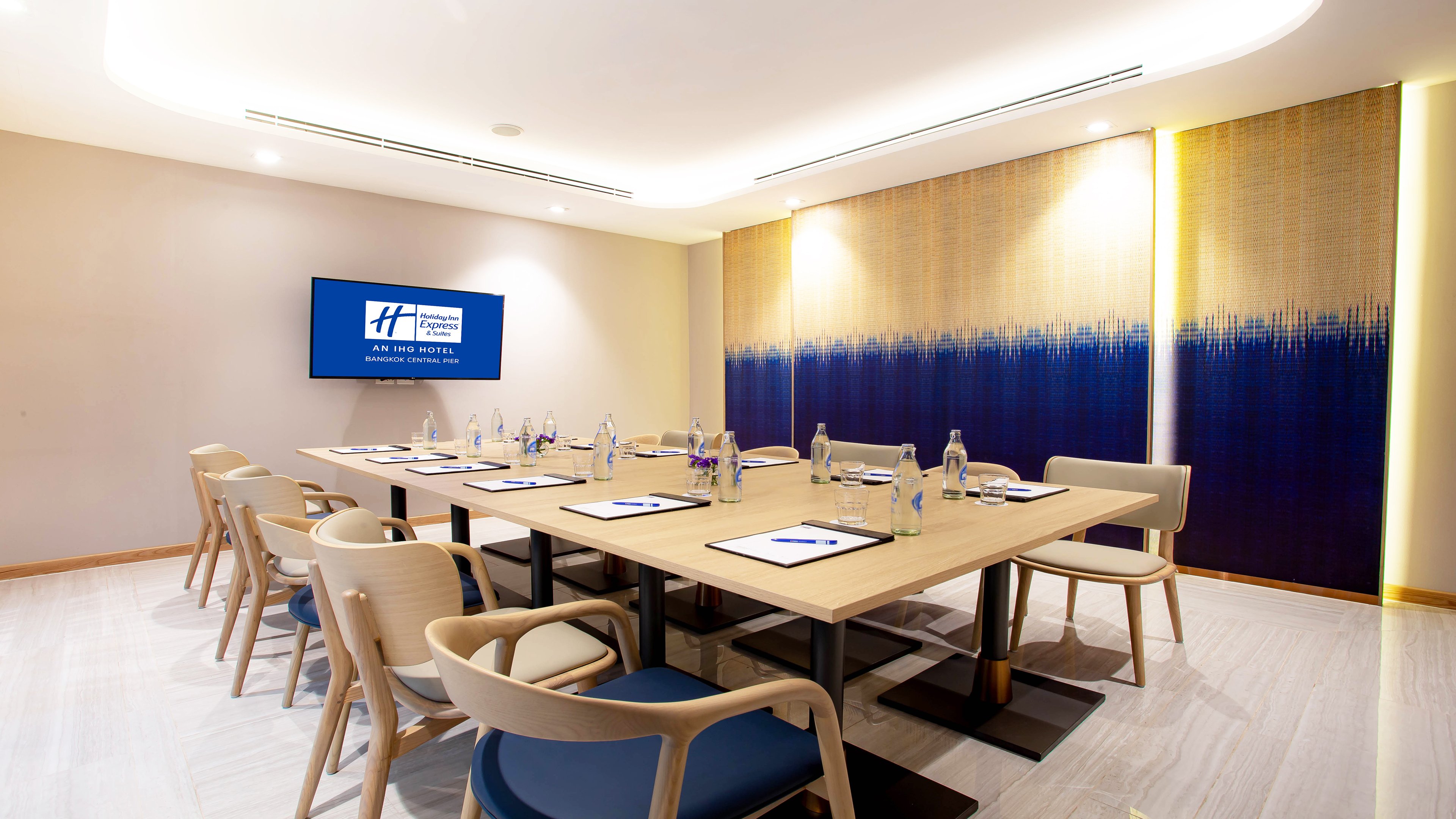 holiday inn express and suites bangkok central pie