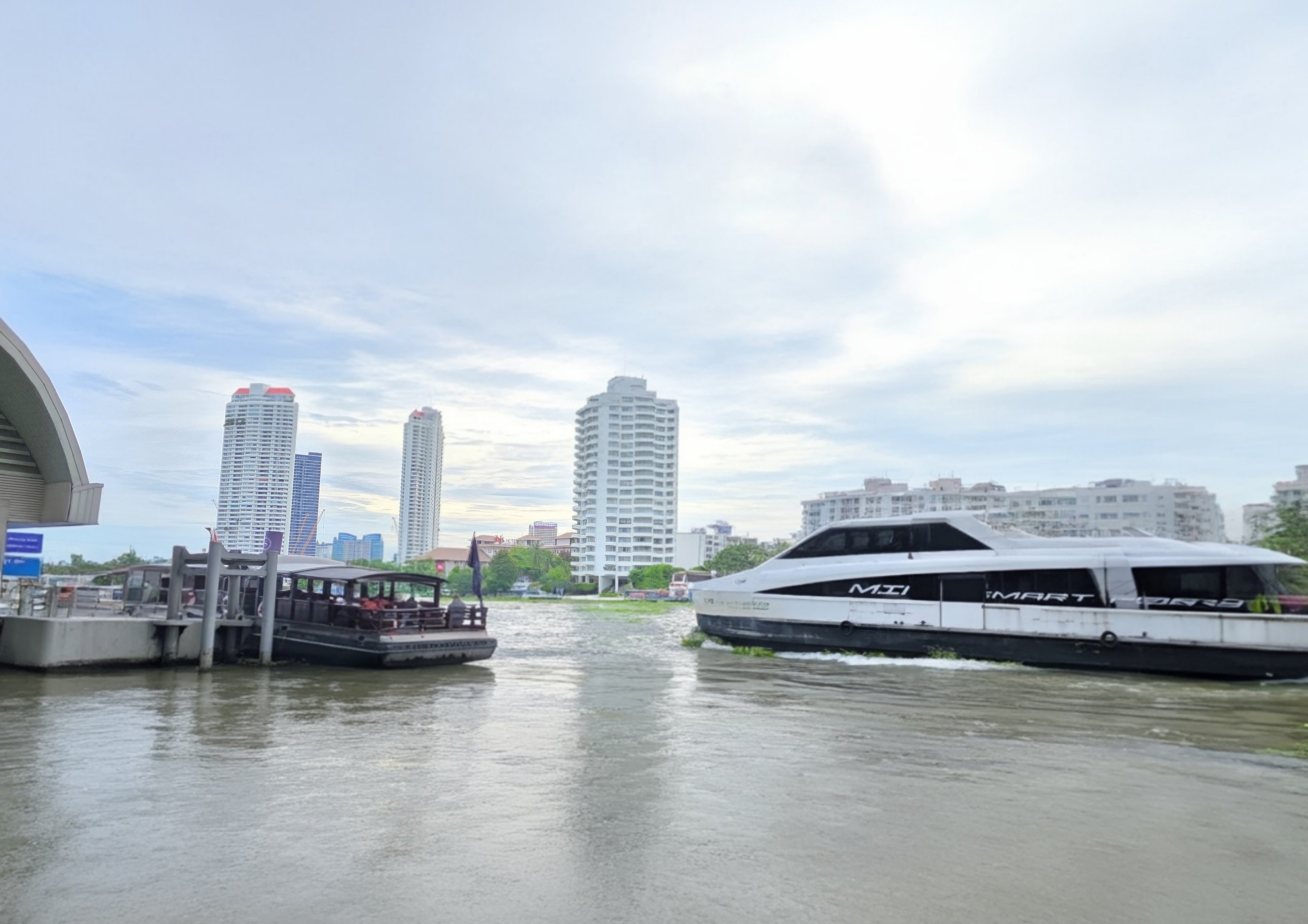 holiday inn express and suites bangkok central pie