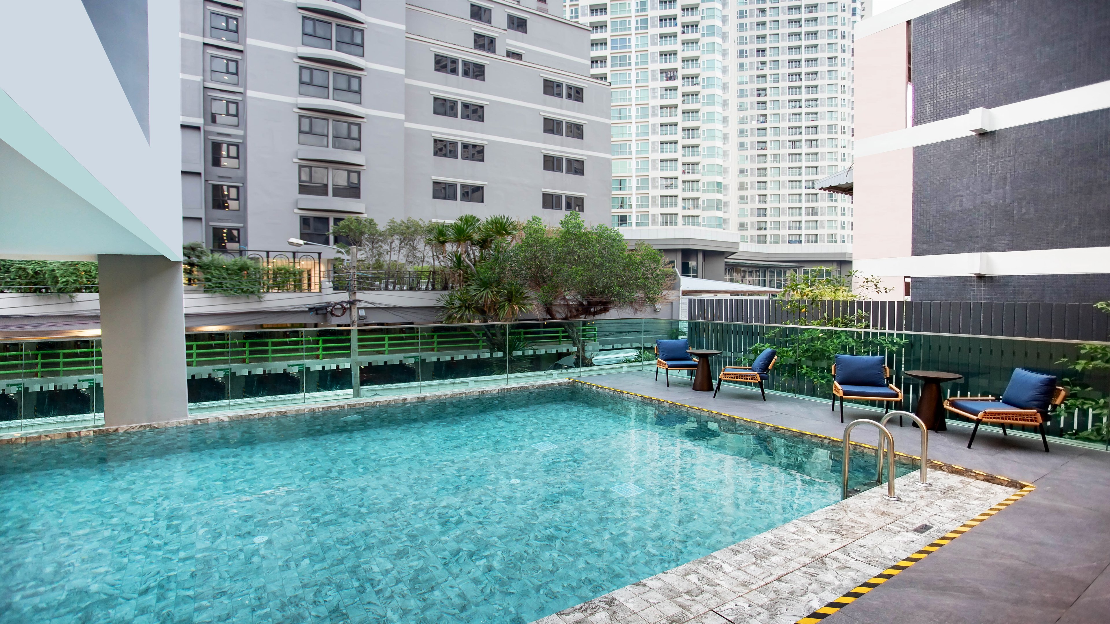 holiday inn express and suites bangkok central pie