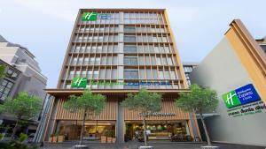 holiday inn express and suites bangkok central pie