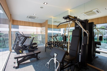 holiday inn express and suites bangkok central pie