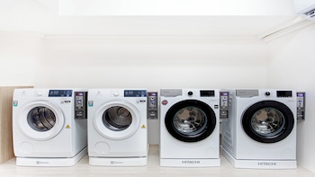 holiday inn express and suites bangkok central pie