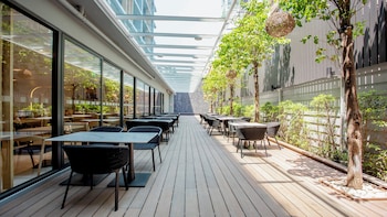 holiday inn express and suites bangkok central pie