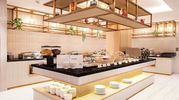 holiday inn express and suites bangkok central pie