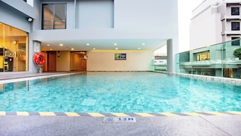 holiday inn express and suites bangkok central pie