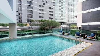 holiday inn express and suites bangkok central pie