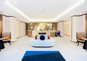 holiday inn express and suites bangkok central pie