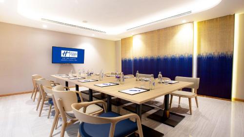 holiday inn express and suites bangkok central pie