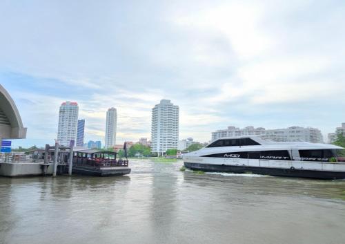 holiday inn express and suites bangkok central pie