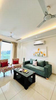 bluo 3bhk golf course road balcony lift