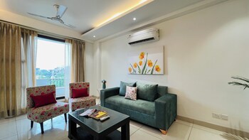 bluo 3bhk golf course road balcony lift