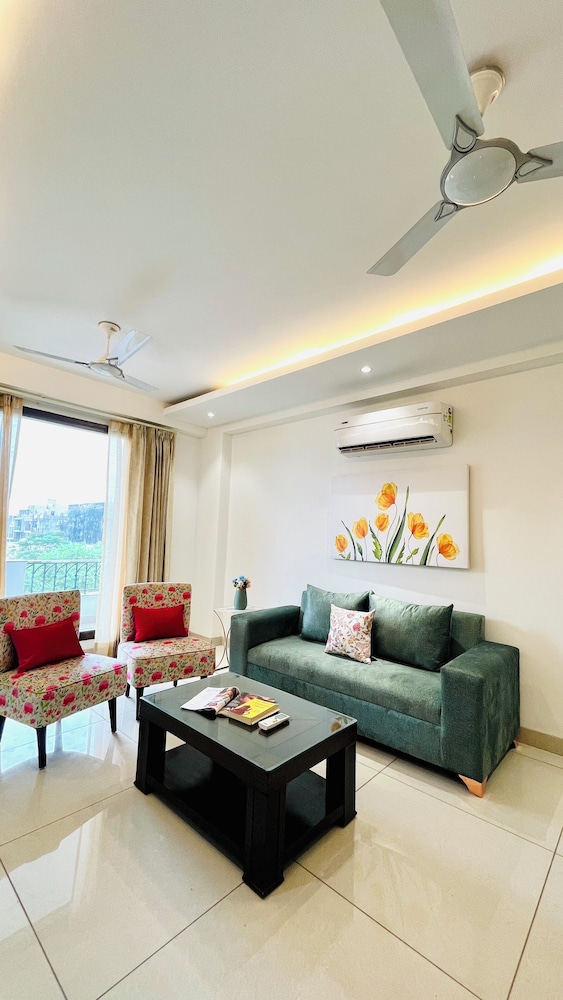 bluo 3bhk golf course road balcony lift