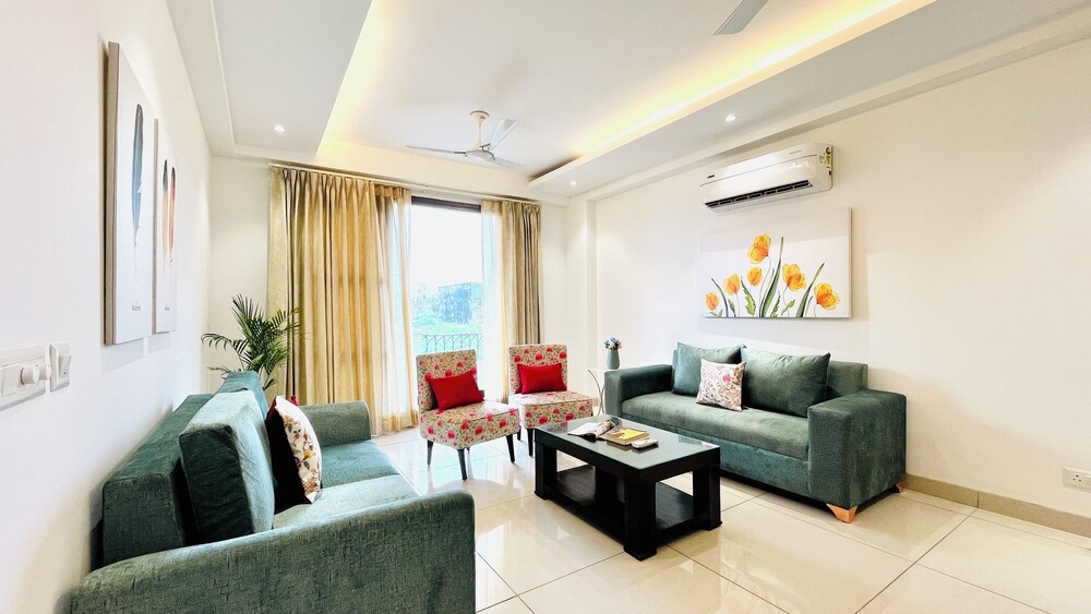 bluo 3bhk golf course road balcony lift